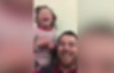 Mengharukan, Demi Gelak Tawa Malaikat Kecil, Ayah di Suriah Ini Ajari Anaknya Tertawa Setiap Dengar Suara Bom: 'Dia Adalah Anak-anak yang Tidak Mengerti Perang'