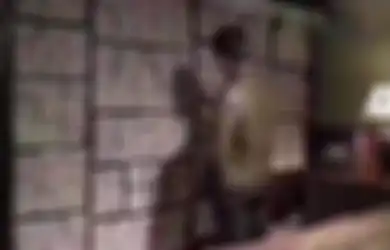 Dikira Sosoknya Sederhana Karena Tinggal di Rumah Kecil, Tak Disangka Dinding Rumah Pejabat Ini Terbuat Dari Tumpukan 'Uang Haram' Hasil Korupsi, Jumlahnya Bikin Syok