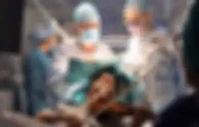 Meski Sedang Jalani Operasi Pengangkatan Tumor di Otaknya, Pasien yang Satu Ini Sengaja 'Bertingkah' Sambil Memainkan Biolanya Tanpa Terganggu Sedikitpun