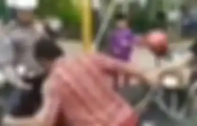 Sudah Jatuh Tertimpa Tangga, Ditilang Polisi Karena Tidak Memakai Helm, Sosok Pria Ini Buat Keributan Dengan Banting Motornya 'Nih Ambil Motornya!', Rupanya Sebelum Ditilang Alami Ini