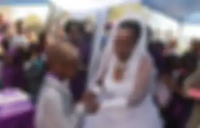 Setelah Cerai, Wanita Ini Menikah Dengan Anaknya yang Berumur 9 Tahun Padahal Umurnya Sudah Capai Kepala 6, Justru Direstui Mantan Suami dan Jumlah Anaknya Bikin Geleng Kepala!