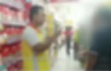 Pria Ini Kepergok Mencuri Susu di Minimarket, Tapi Polisi yang Menangkapnya Justru Terenyuh dengan Kisahnya dan Malah Memberinya Hadiah, Ganjar Pranowo Sampai Turun Tangan