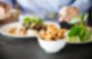 Pesan Kari Babi di Restoran, Pria ini Terkejut Saat Temukan Gigi Manusia di Dalamnya