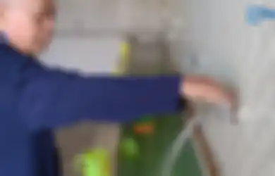 Air Wudhu dari 2 Keran di Masjid Ini Berwarna Hijau, Warga Rela Berdesakan Berbondong-bondong Demi Gunakan untuk Minum & Mandi: 'Berubah Warna Jadi Hijau Pukul 17.00'