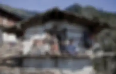 Kisah Seorang Gadis Menikahi 5 Saudara Kandung, Tinggal di Rumah Sempit dan Terpencil, Saat Berhubungan Intim Selalu Melakukan Bersama Karena Hanya Punya Satu Kasur
