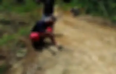 Kisah Seorang Pemuda Asal Kebumen yang Rela Tinggalkan Pekerjaan Demi 'Selamatkan' Orang-orang dari Celaka, Perbaiki Jalan Sendiri saat Pemerintah Lamban Ulurkan Bantuan