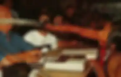 Berani Menggesek-gesekkan Parang Tajam di Pipi Seorang Presiden Perusahaan Besar, Apa yang Diucapkan Wanita Ini Kemudian Benar-benar Lebih Tajam dari Parang yang Dipegangnya
