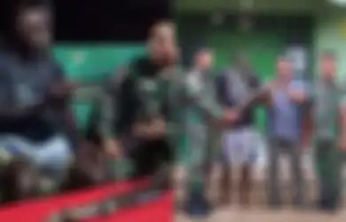 Luluh Tersentuh dan Merasa Seperti Keluarga dengan TNI yang Selalu Membantunya, Keluarga Anggota KKB Papua Ini Pertaruhkan Nyawa Untuk Serahkan Senjata Secara Sukarela