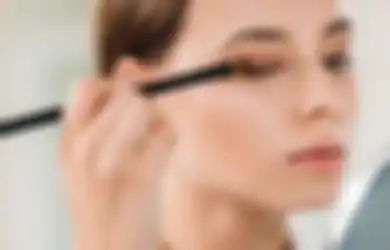 Cuma Butuh 2 Item Makeup, Mata Bisa Terlihat Naik dan Tajam!