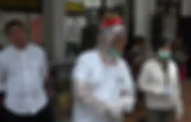 Terenyuh Lihat Tim Medis Covid-19 Pakai Jas Hujan sampai Plastik Sampah, Desainer asal Indonesia Ini Buatkan Baju APD Gratis