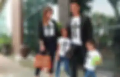 Anaknya Sangkal Gosip Murtad Demi Nikahi Presenter Ganteng, Sang Bapak yang Bergelar Haji Cuma Bisa Pasrah Saat Datang ke Pesta Pernikahan Putrinya: Apapun yang Terjadi Saya Yakini dari Allah