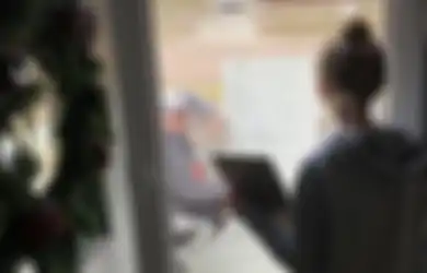 Siswinya Kesusahan Belajar Matematika, Guru Ini Ajari Lewat Jendela karena Physical Distancing