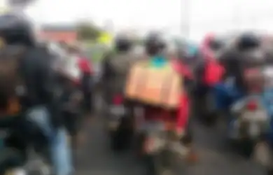 Saat Motor Berhenti, Kaki Kiri atau Kaki Kanan Dulu yang Turun? Ini Jawaban yang Benar