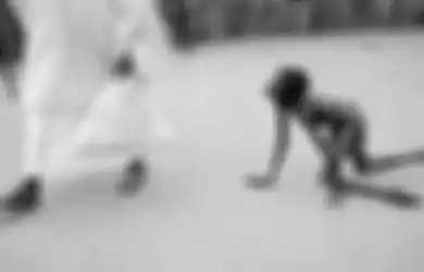 Memilukan, Foto Ini Ungkap Saat Pria Dewasa yang Sehat Mencuri Jagung dari Seorang Anak yang Kelaparan, Begini Kisah di Baliknya