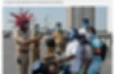 Agar Warga Tak Keluyuran Selama Lockdown, Polisi Ini Pakai Helm Virus Corona Saat Beri Peringatan Warga