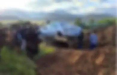 Bikin Petugas Kelelahan, di Tengah Pandemi COVID-19 Pria yang Meninggal Ini Dikuburkan Terduduk Rapi di Belakang Kemudi Dalam Mobil Kesayangannya, Keluarga: 'Semoga DIa Bahagia'