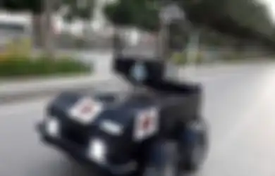 Robot Polisi Ini Hentikan Pria yang Keluyuran Beli Rokok Saat Lockdown Virus Corona