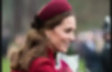 Nostalgia 6 Gaya Kate Middleton Tampil Pakai Headband. Tetap Menawan!