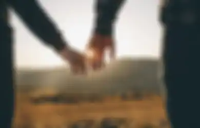 Potret Mengharukan di Tengah Physical Distancing, Seorang Saumi Setia Menunggu Istrinya yang Jalani Kemoterapi Kanker, Lihat Bagaimana Pria Ini 'Berkemah' di Halaman Ruang Rawat Sang Istri