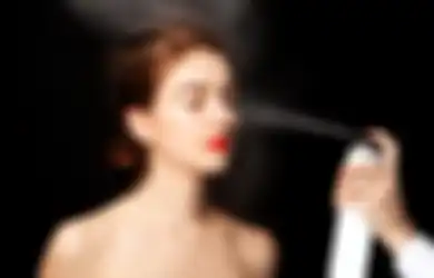 4 Kesalahan Memakai Setting Spray, Bikin Makeup Tetap Transfer