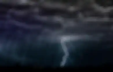 Satu Keluarga di Sumatera Utara Tersambar Petir saat Berteduh di Bawah Pohon Sebabkan Korban Jiwa, Ternyata Berdiri Dekat Pohon saat Petir Sangat Berbahaya, Segini Jarak Amannya!