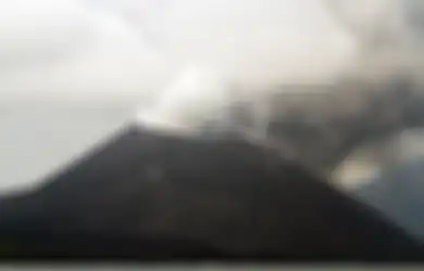 Abu Vulkanik Menyembur Setinggi 800 Meter, Gunung Anak Krakatau Dikabarkan Erupsi, Masyarakat Dilarang Lakukan Aktivitas dalam Radius Segini dari Lokasi