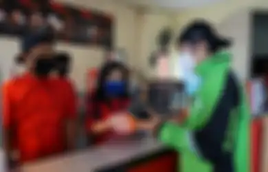 Viral! Driver Ojol Tetap Antar Orderan Meski Anaknya Meninggal Dunia