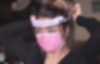 Sedang Tren Pakai Face Shield Tanpa Masker, Dokter: Itu Hanya Berikan Perlindungan Palsu, Sama Sekali Tak Berguna!