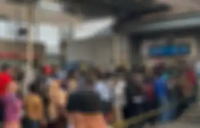Ada Lebih dari 2.000 Kasus Virus Corona dan Sudah Terapkan PSBB, Faktanya Stasiun KRL Masih Dipenuhi Warga Jakarta