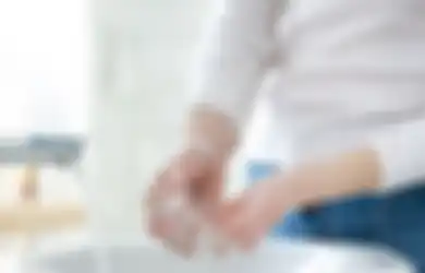 Cuci Tangan Sebaiknya Pakai Air Dingin atau Panas? Mana Lebih Efektif Bunuh Kuman?