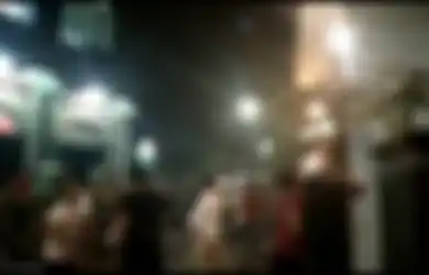 Beredar video Segerombolan Pemuda Rusak Rumah Warga karena Dilaporkan ke Anies Baswedan Lantaran Gelar Tarawih di Masjid