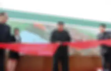 Didampingi Kim Yo Jong, Kim Jong Un Muncul Kembali di Depan Publik Sambil Tertawa dan Merokok