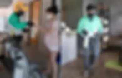 Demi Sesuap Nasi, Pilot yang Dirumahkan Perusahaan karena Corona Tak Gengsi Banting Setir Jadi Kurir Makanan