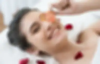 Cara Hilangkan Mata Panda dengan Tomat dan Kentang. Kepoin Yuk!