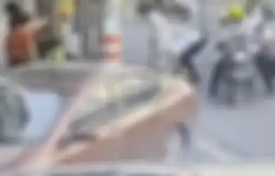 Tak Merasakan Apapun Seorang Wanita Tak Sadar Melahirkan Ketika Sedang Jalan-jalan, Tau-tau Bayinya Sudah Jatuh ke Jalan