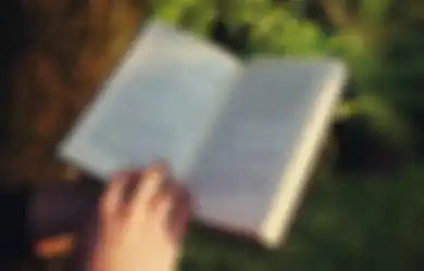 Jarang Diketahui, Membaca Buku Lebih Baik di Luar Rumah! Kok Bisa?