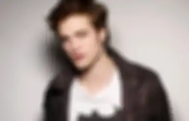 Dikabarkan Positif Covid-19, Aktor Robert Pattinson Justru Kepergok Cium Model Cantik di Tempat Umum