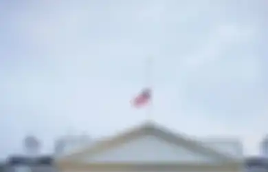Selalu Membanggakan Kemampuannya Tangani Virus Corona, Donald Trump Justru Perintahkan Amerika Pasang Bendera Setengah Tiang, Rupanya Ini Penyebabnya