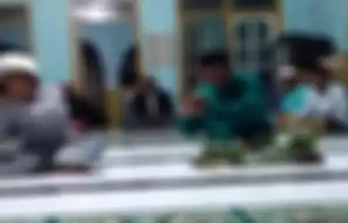 Ajarkan Salat Menghadap ke Timur dan Sudah Punya 30 Pengikut, Identitas Pemimpin 'Ajaran Sesat' Ini Bikin Geleng-geleng Kepala