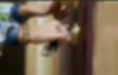 Sedang di Rumah Sendiri, Wanita Ini Didatangai 2 Makhluk yang Kerap Memangsa Manusia Tiba-tiba Mengetuk Pintu Rumahnya, Begitu Dibuka Langsung Syok Ketakutan