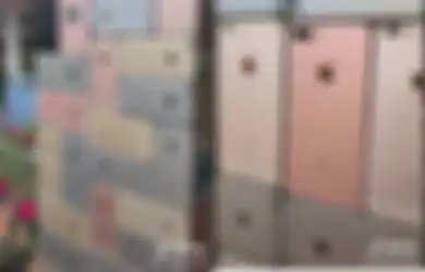 BIKIN MELONGO! Pagar Rumah Berlapis iPhone Viral di Medsos, Pemandangan Sekitar Jadi Sorotan hingga Buat Netizen Debat