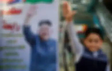 Wajahnya Disandingkan dengan Bendera Palestina, Sosok Kim Jong-Un Ternyata Punya Tempat Khusus di Hati Warga Gaza, Bahkan Warga Korut Diberi Diskon Besar Jika Makan di Restoran