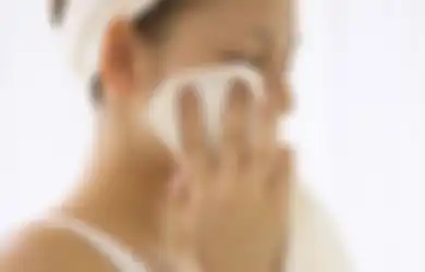 3 Alasan Simpel Kenapa Kita Enggak Boleh Pakai Handuk Mandi Buat Mengelap Wajah