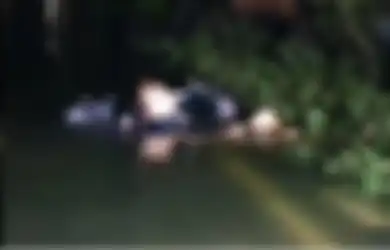 Orang Lain Sibuk Ngungsi, Pria Ini Malah Tidur Pulas di Genangan Banjir Rob