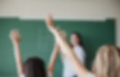 Hanya Bisa Pulang Sambil Menangis Memeluk Tas Sekolahnya, Murid SD Ini Harus Terima Diusir Gurunya Saat Hendak Ikuti Ujian Karena Tak Punya Ponsel dan Seragam
