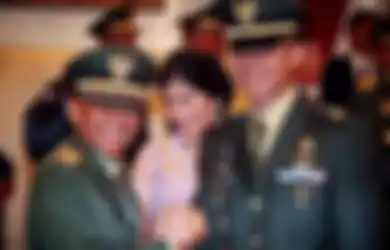Dituding Menyesal Tinggalkan Karier Tentaranya Hingga Dibela Istri Sendiri, AHY Malah Lontarkan Komentar Begini Saat Lihat Fotonya Berseragam TNI Terpajang di Pintu Bak Truk