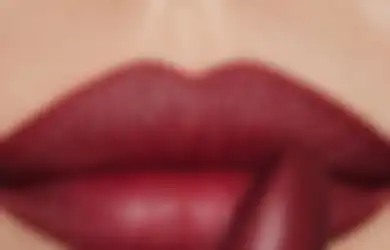 Jangan Meratakan Lipstik dengan Mengulum Bibir. Enggak Ada Gunanya!