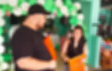 Dulu Belum Pacaran Sudah Berani Kasih Kado Tas Ratusan Juta, Ayu Ting Ting Langsung Kesal Saat Ivan Gunawan Berikan Hadiah Spesial Tahun Ini: 'Lu Pikir Gue Jeruk, Meres?'