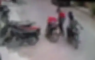 Tak Tega Melihat Korbannya Menangis, Dua Perampok Baik Hati ini pun Kembalikan Barang Jarahannya dan Memeluk Korban untuk Menghiburnya