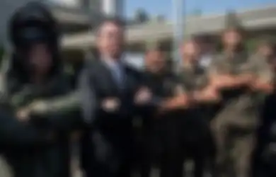 Pemerintahannya di Ujung Tanduk karena Kasus Covid-19, Presiden Ini Malah Pamer Kemesraan dengan Militer, Seolah Menantang Rakyatnya Sendiri